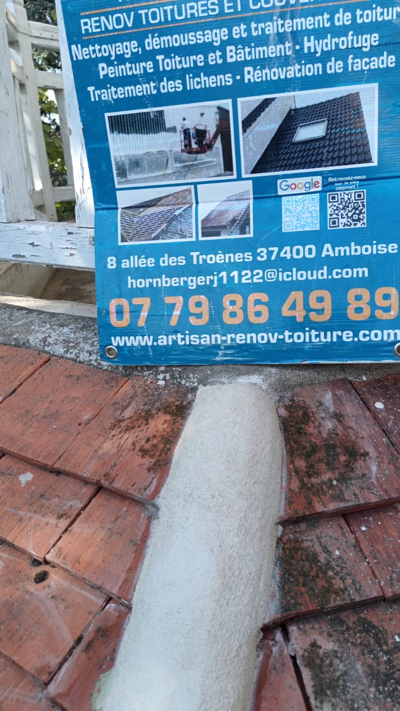Arêtier rescellé au mortier neuf sur toiture en tuiles plates, finition lissée