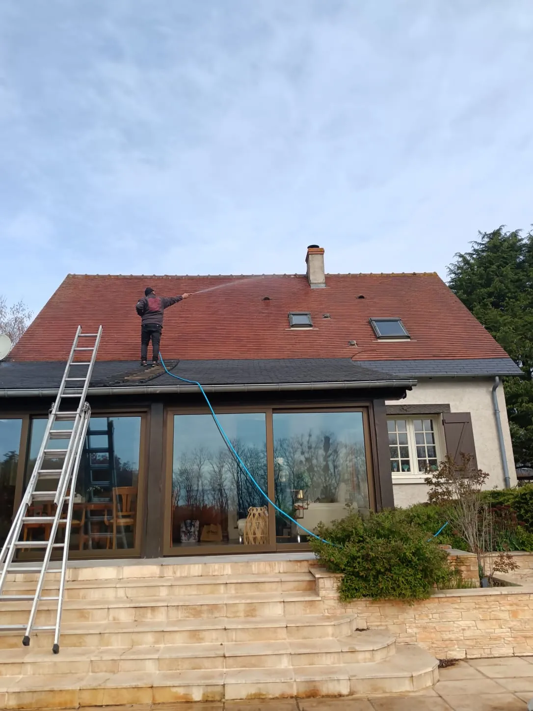 Chantier à Cangey : on a redonné vie à une toiture en tuiles plates rouges