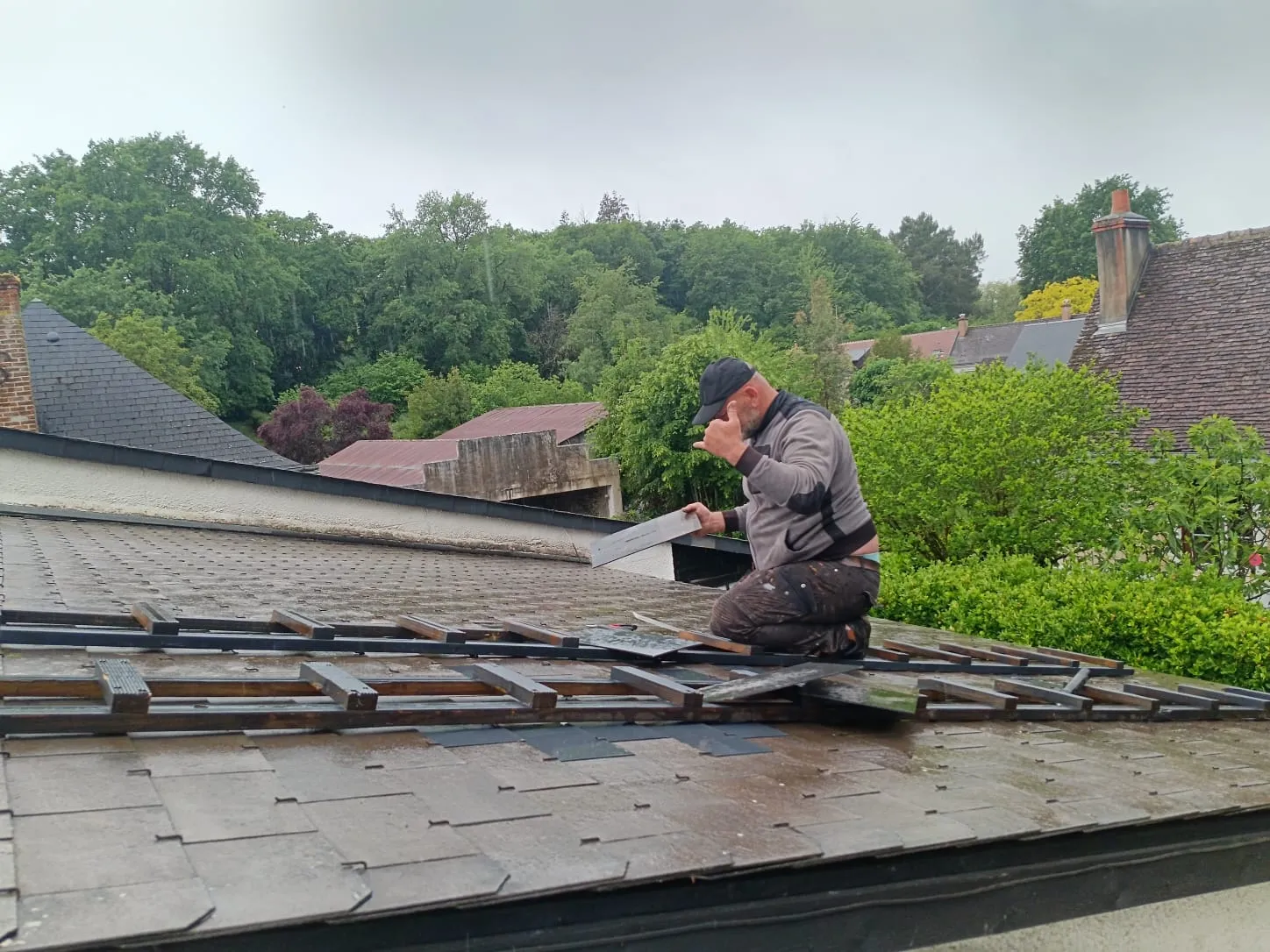 Réfection de faîtage à Monnaie : on a repris une toiture qui prenait l'eau par le haut