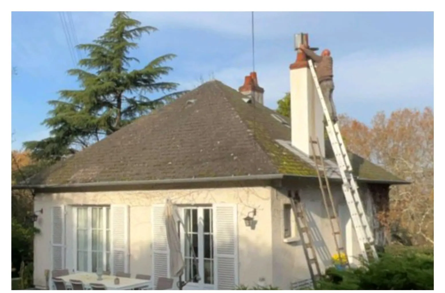Démoussage toiture + traitement cheminée — Amboise — avant