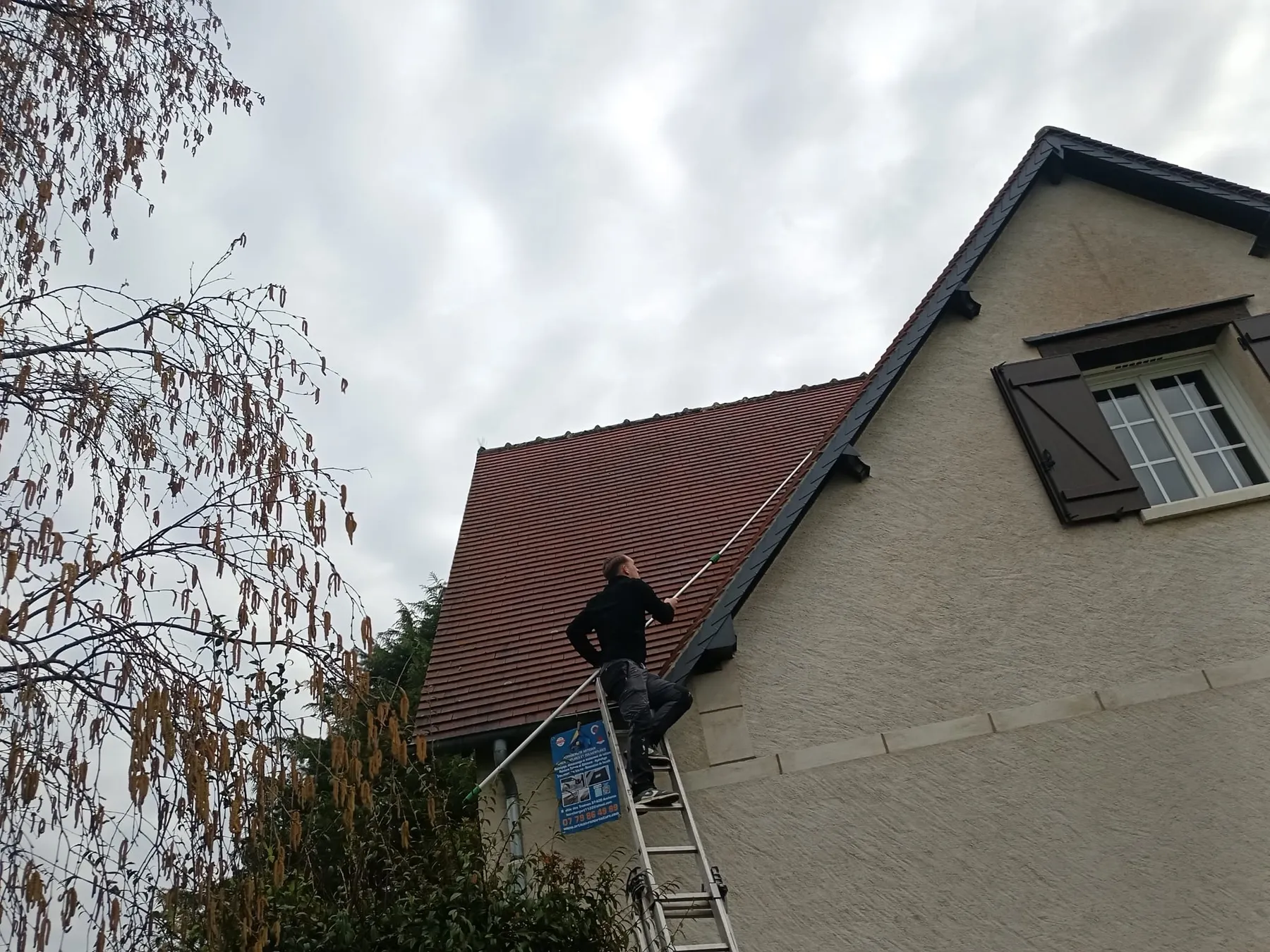 Traitement hydrofuge : vraiment utile sur une toiture ?
