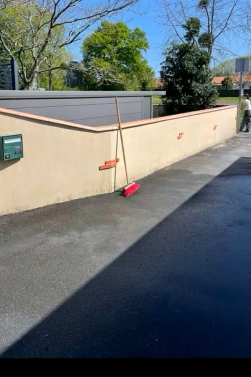 Nettoyage mur d'enceinte — Fondettes — après