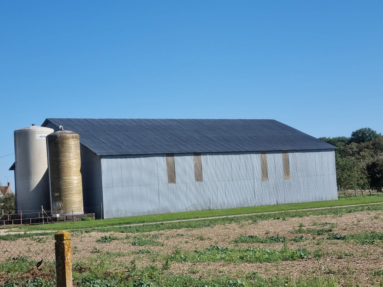 Bâtiment agricole — toiture remise en teinte anthracite