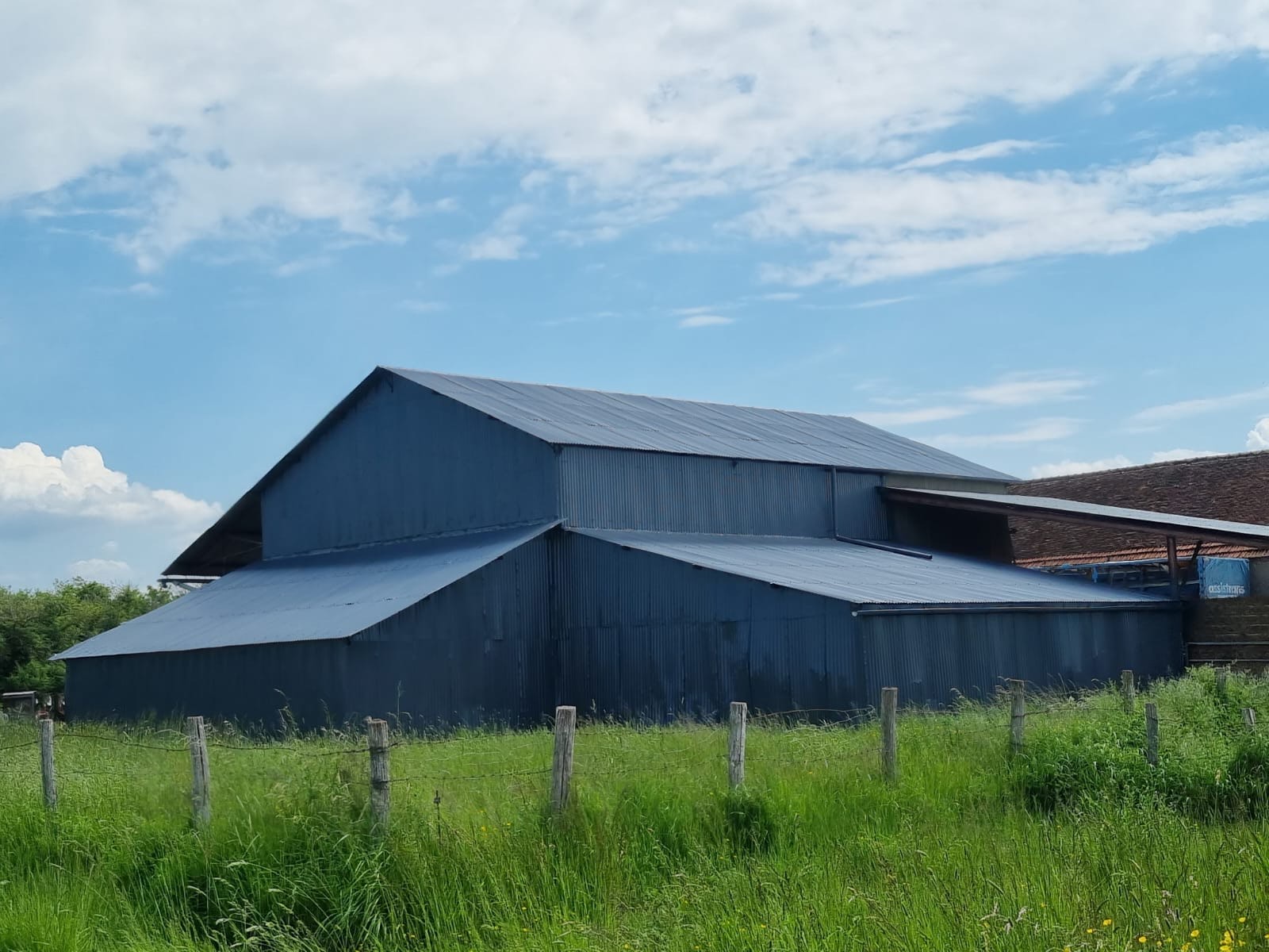 Hangar agricole après nettoyage et remise en peinture à Amboise (37)