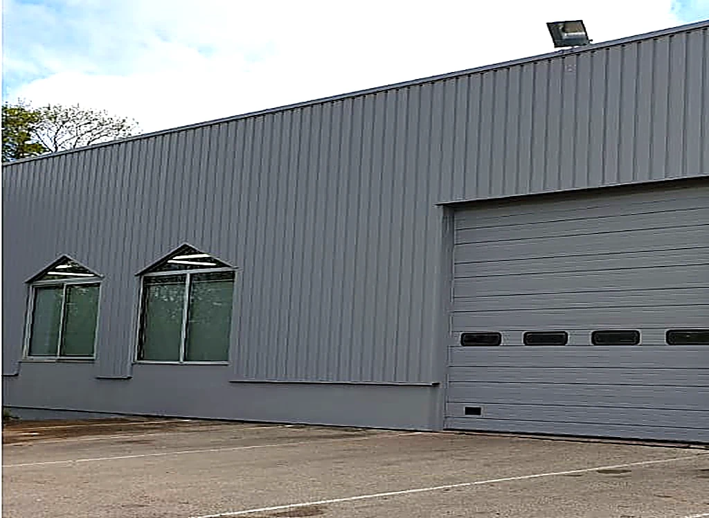 Avant après nettoyage de façade — Bardage de hangar industriel — nettoyage basse pression et traitement. — après