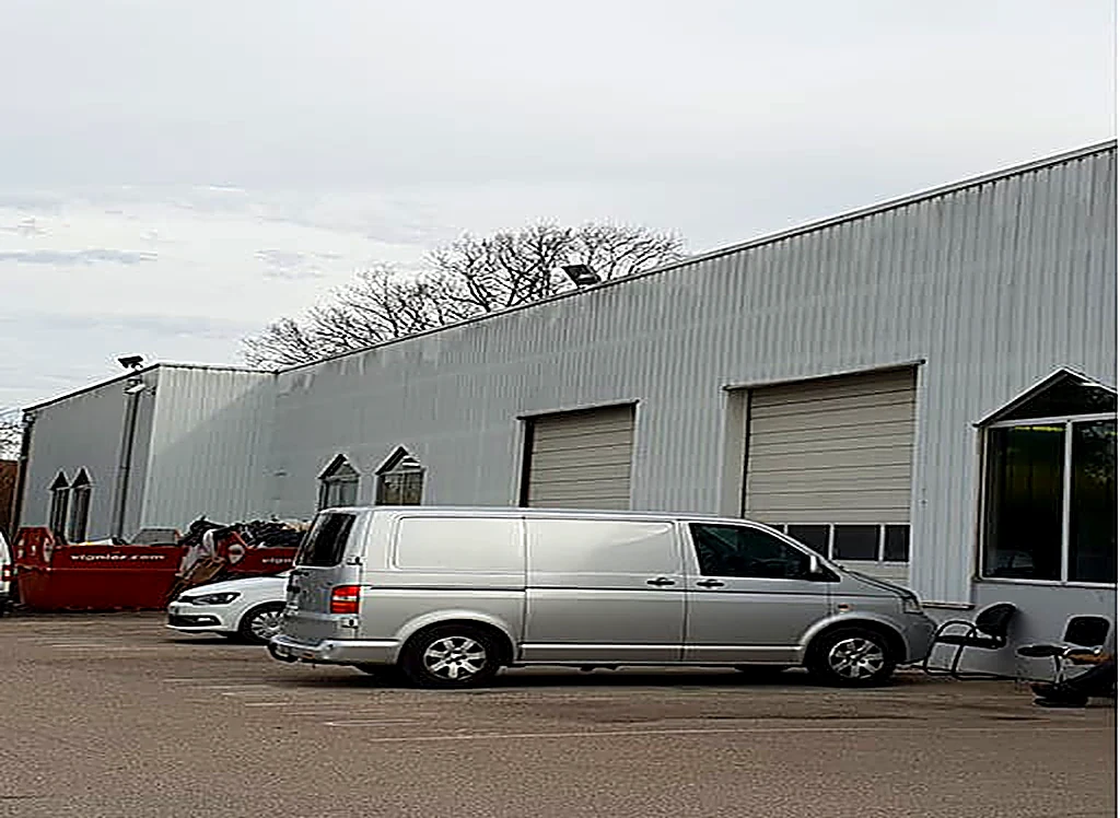 Avant après nettoyage de façade — Bardage de hangar industriel — nettoyage basse pression et traitement. — avant