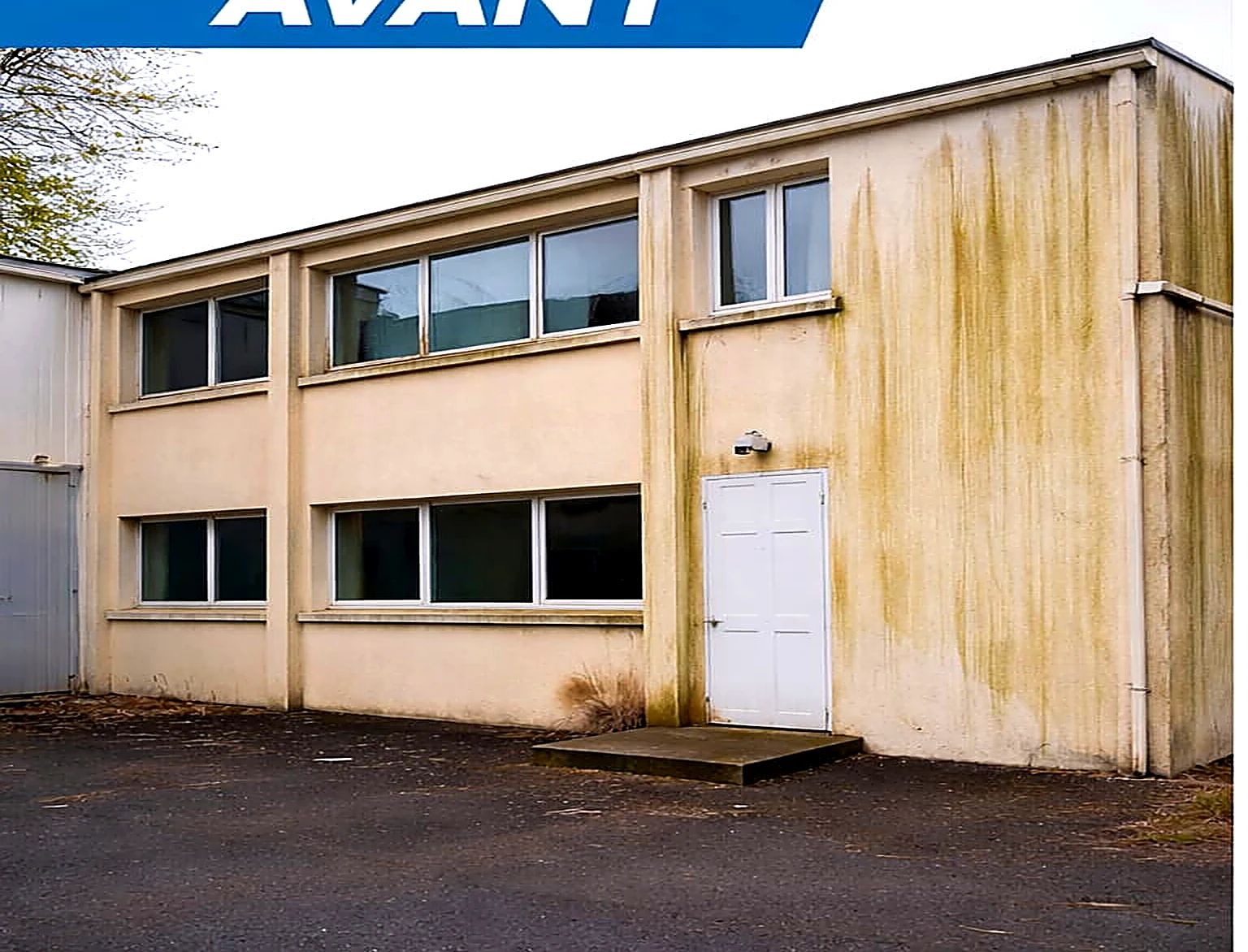 Avant après nettoyage de façade — Bâtiment tertiaire — élimination des coulures vertes et ravalement. — avant